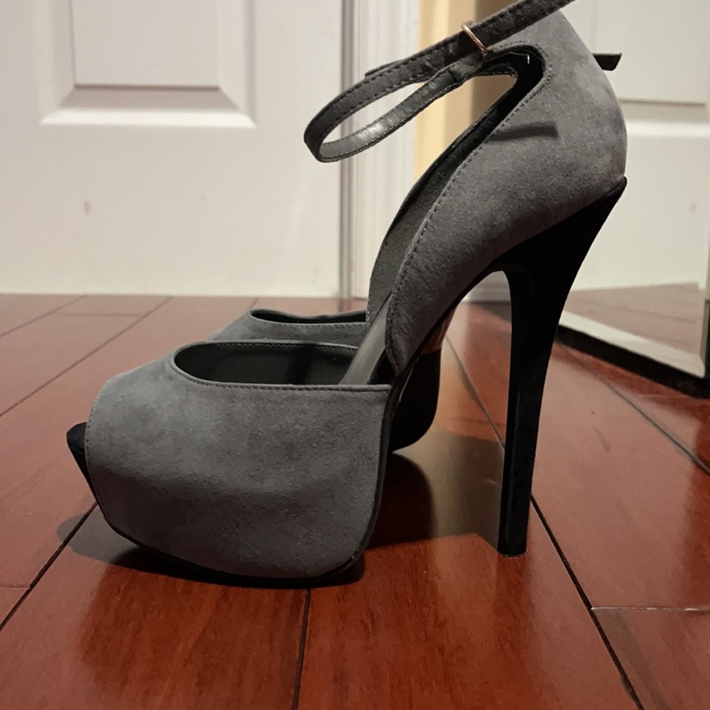 3 1/2 in. Black & grey high heels - Picture 6 of 6